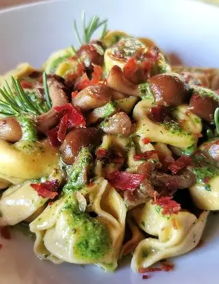 Ricetta Tortellini alla carne con funghi, salsa al basilico e speck croccante di ninoilpastaro