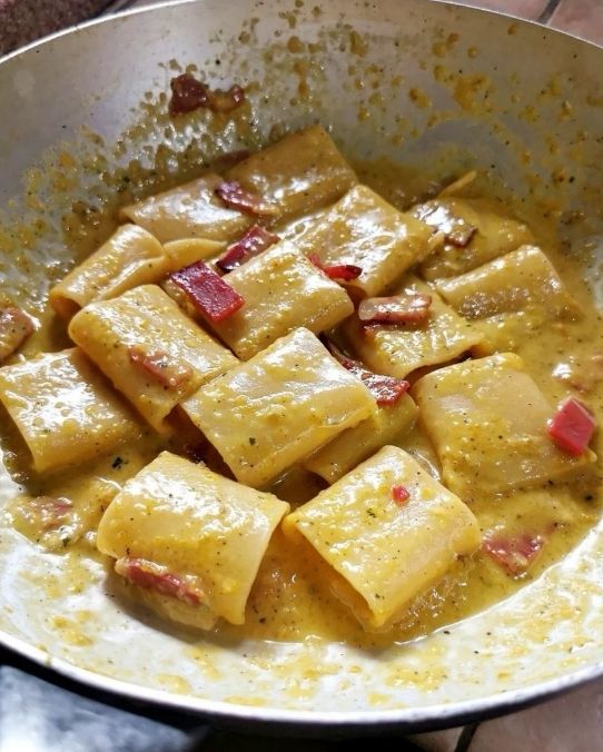 Paccheri in crema di peperoni arrostiti, speck e fonduta di zola