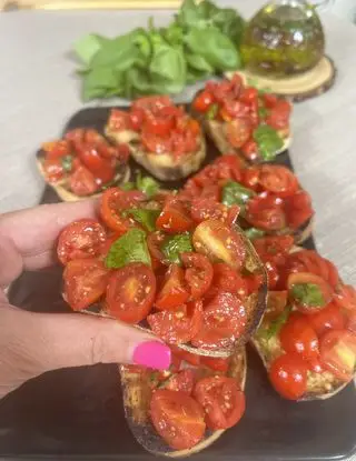 Ricetta Bruschette al pomodoro 🍞🍅🍃 di andreanimimma