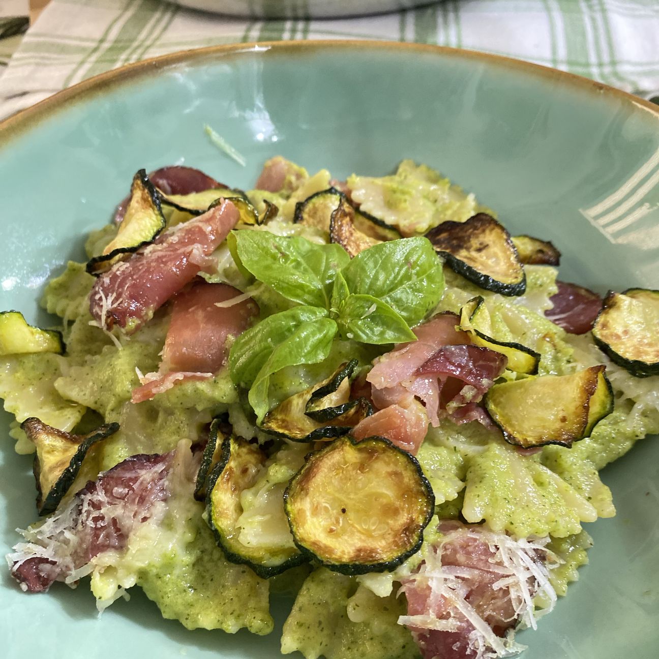 Farfalle con Crema di Zucchine e Speck