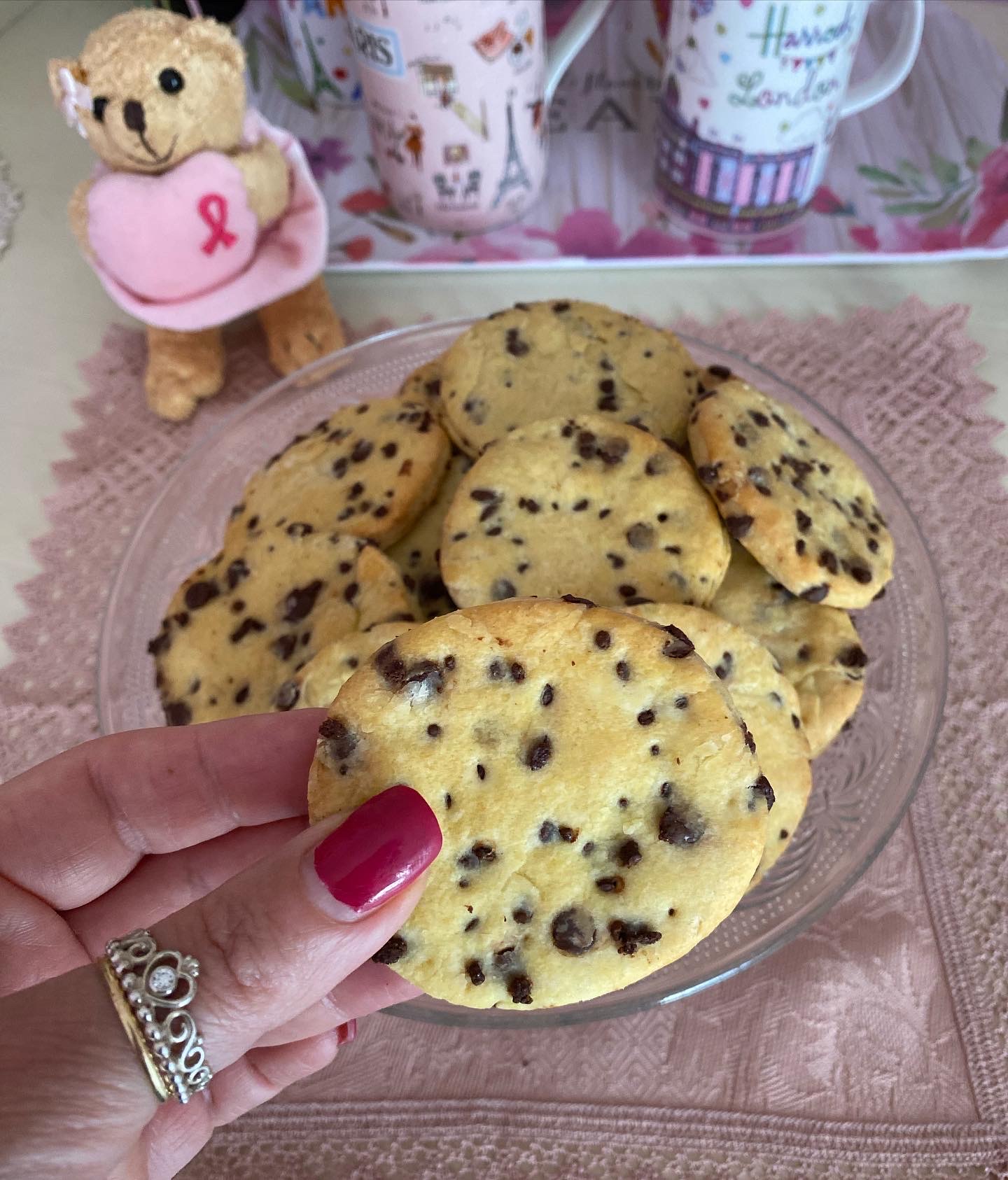 Biscotti cookie con gocce di cioccolato, cotti nel forno Ooni Volt