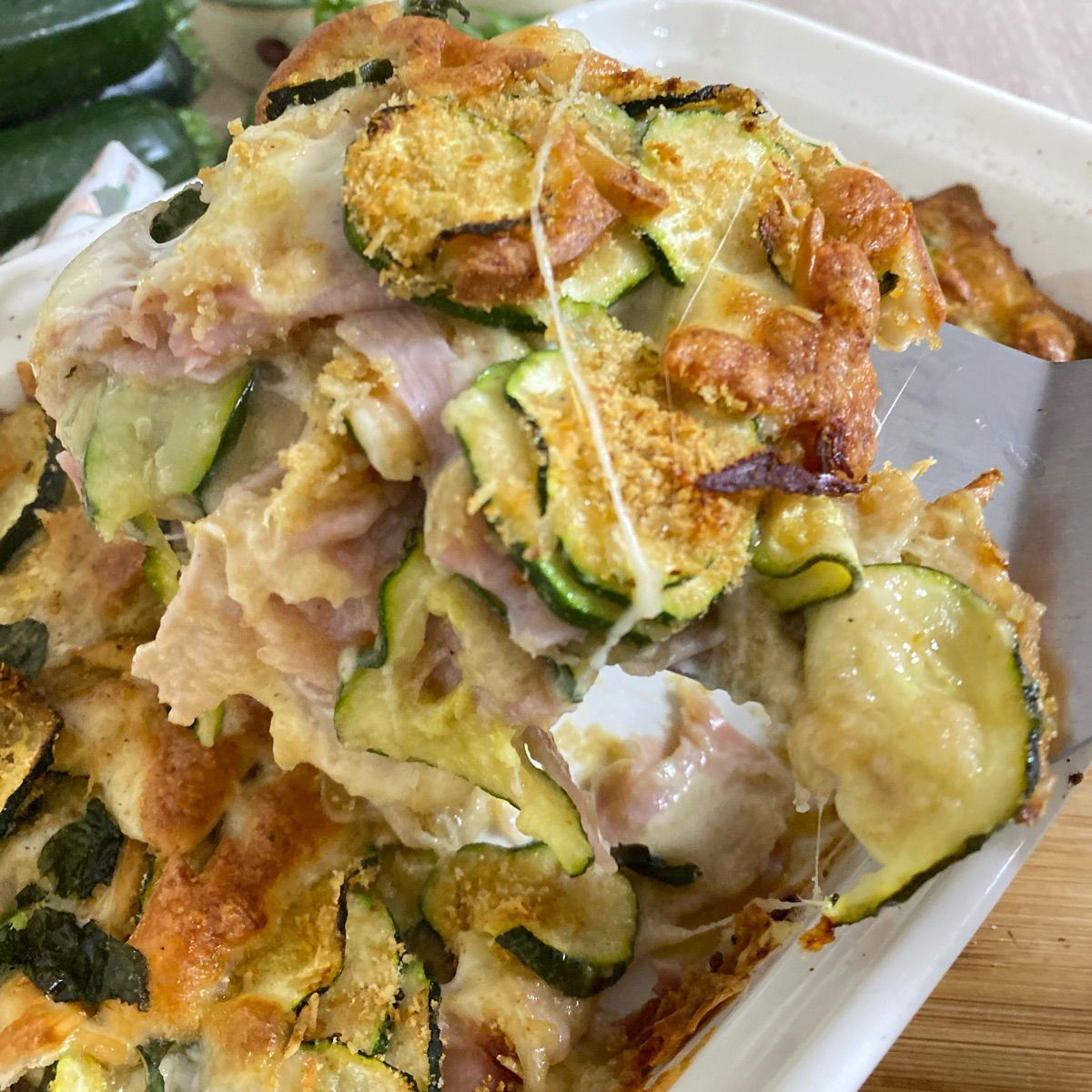 Parmigiana bianca di zucchine nella friggitrice ad aria