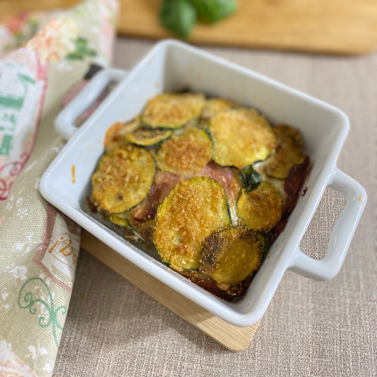 Parmigiana bianca di zucchine nella friggitrice ad aria