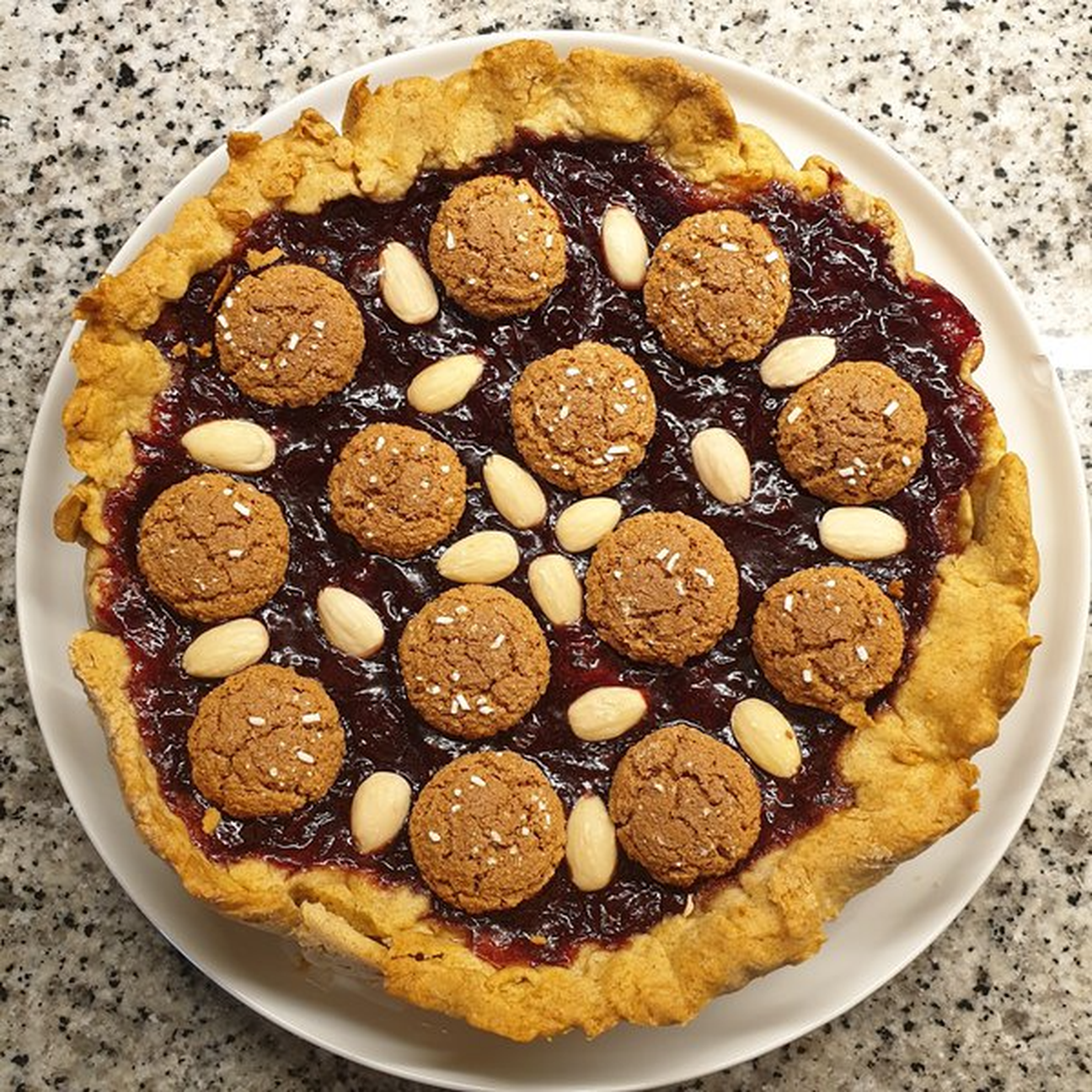 Crostata con marmellata di visciole e amaretti