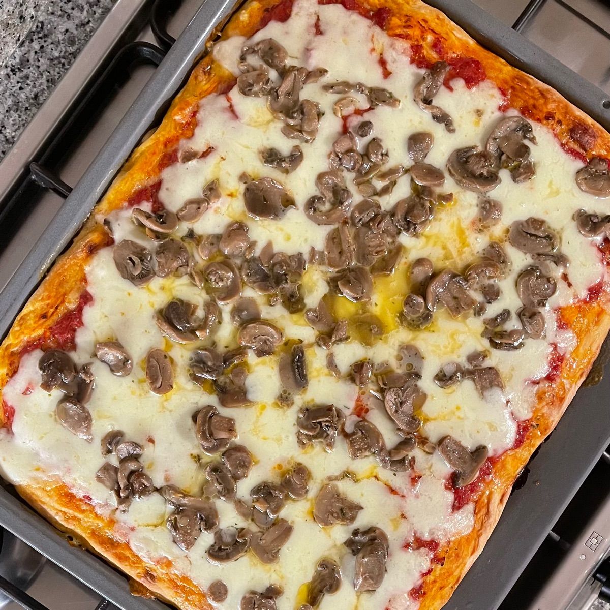 Pizza con funghi champignon