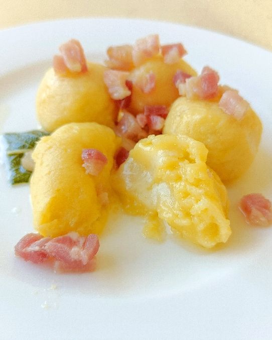 Gnocchi di patate ripieni con sugo di pancetta