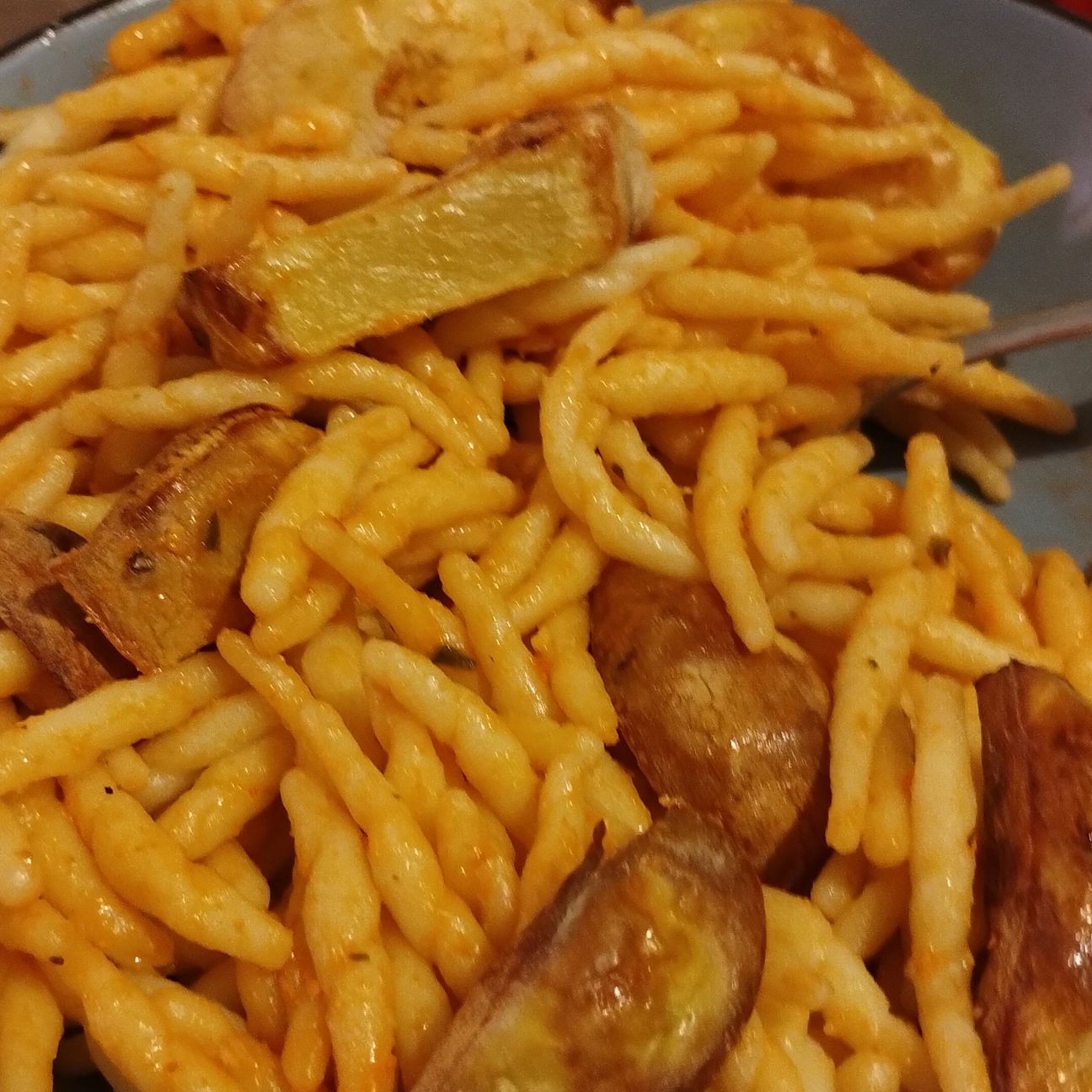 Pasta pesto rosso e patate in friggitrice ad aria