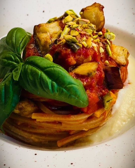 PASTA ALLA NORMA MODERNA CON PISTACCHI E FONDUTA DI PECORINO🍆🥛
