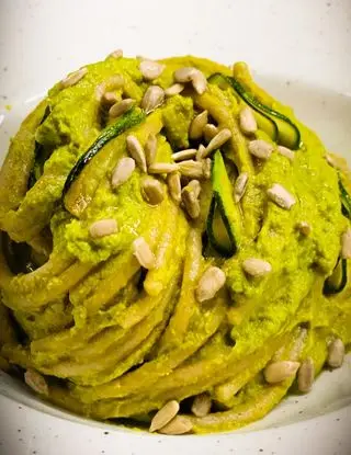 Ricetta SPAGHETTI AL PESTO DI ZUCCHINE E SEMI DI GIRASOLE 🌻 di chiara_healthytales