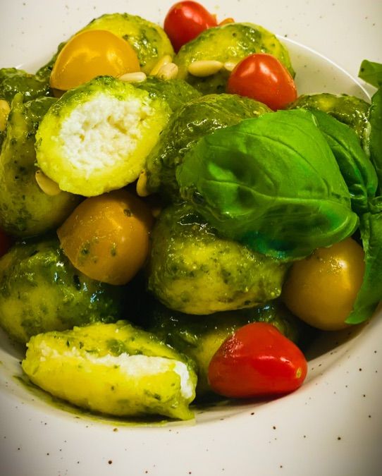 GNOCCHI RIPIENI DI GORGONZOLA con PESTO E DATTERINI