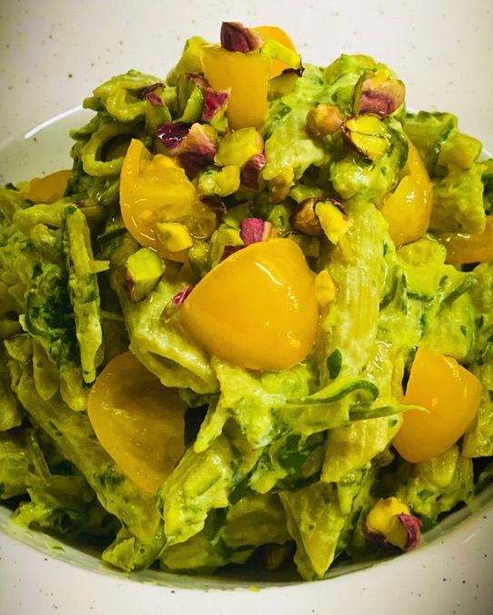 PENNE DI PISELLI CON ZUCCHINE, DATTERINI GIALLI💛 E PISTACCHI💚