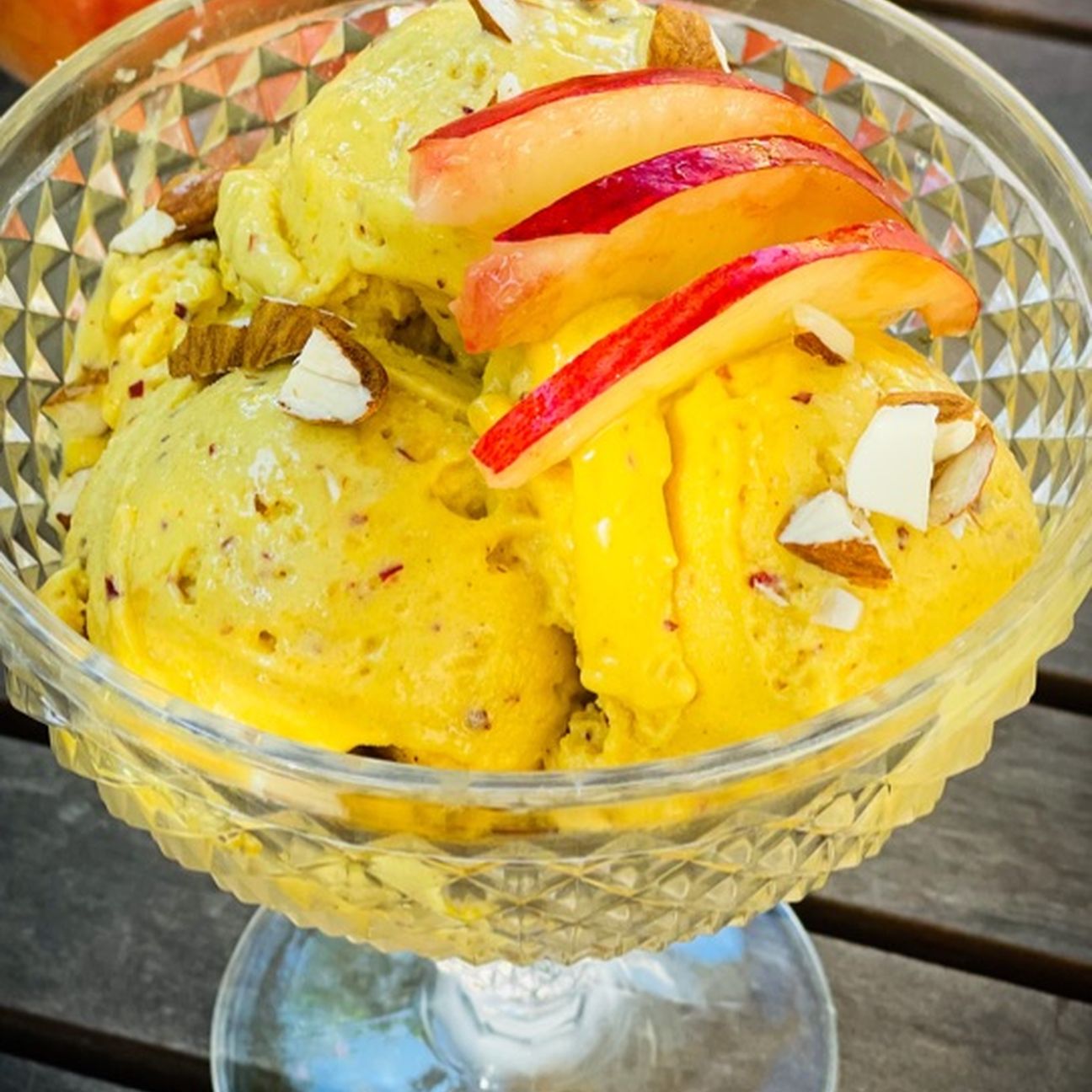 GELATO ALLE PESCHE E FRUTTA SECCA