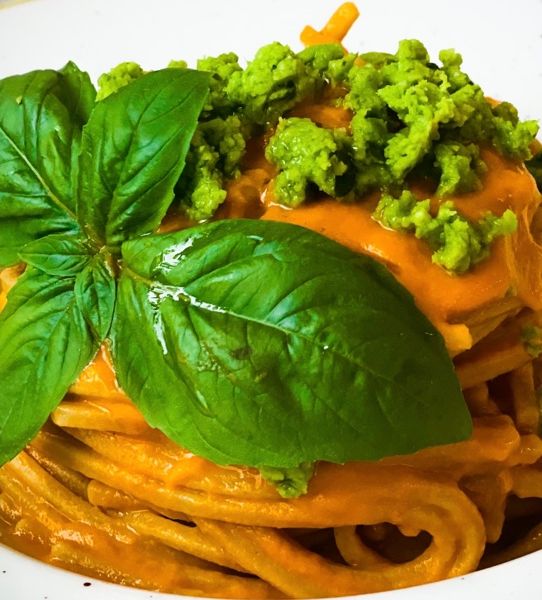 Spaghetti con crema di peperoni e pecorino sardo aromatizzato al