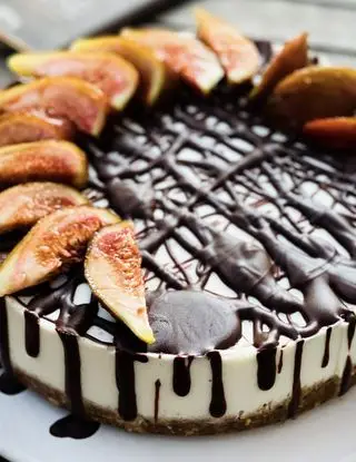 Ricetta CHEESECAKE FICHI, CIOCCOLATO E YOGURT di chiara_healthytales