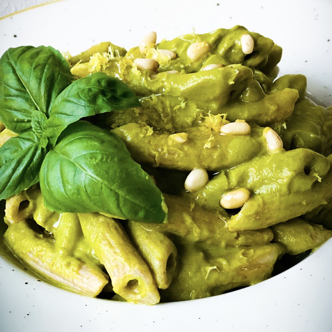 Spaghetti con pesto di zucchine, crema di robiola, crumble di pane e alici