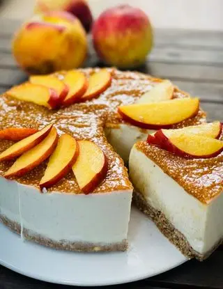 Ricetta CHEESECAKE alle PESCHE E FRUTTA SECCA🍑 di chiara_healthytales