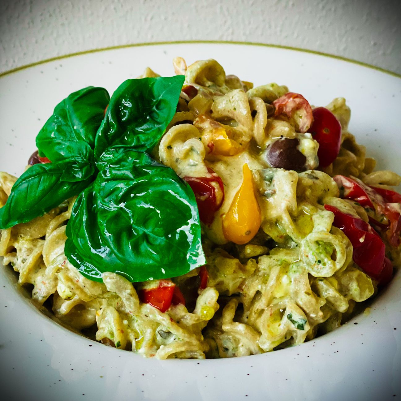 FUSILLI INTEGRALI DI ORZO CON FETA E DATTERINI