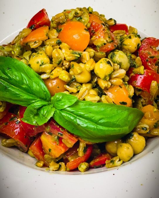 FARRO CON CECI PESTO E DATTERINI