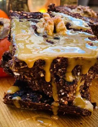 Ricetta QUADROTTI CIOCCOLATO, CACHI E NOCI di chiara_healthytales