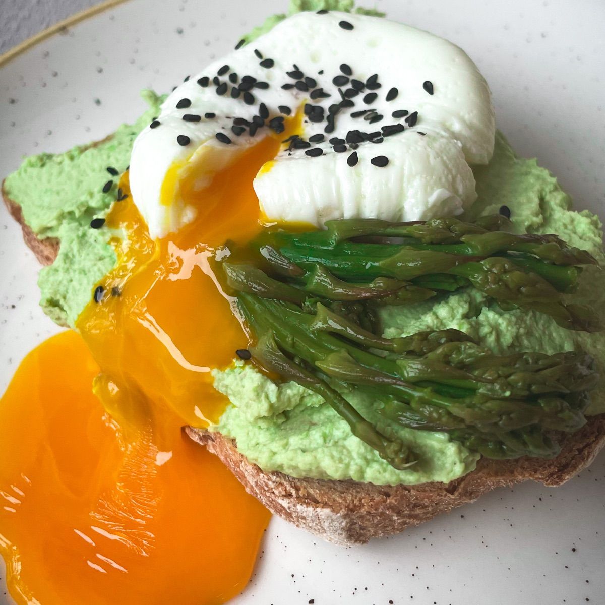 CROSTONE DI PANE CON HUMMUS DI EDAMAME E UOVO POCHE’