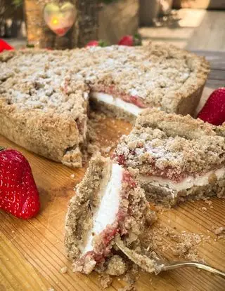 Ricetta TORTA SBRISOLONA RICOTTA E 🍓 FRAGOLE di chiara_healthytales