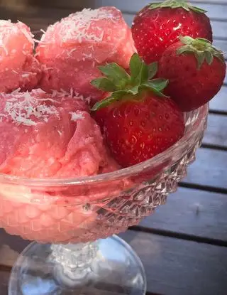 Ricetta GELATO CREMOSO COCCO🥥 E FRAGOLE 🍓 di chiara_healthytales