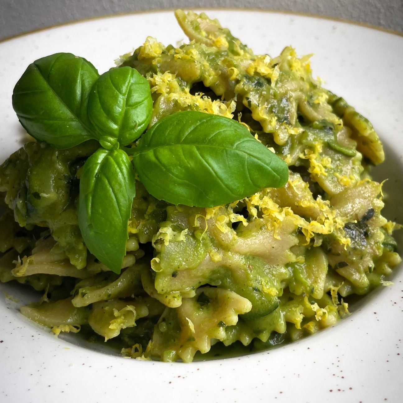 FARFALLE CREMOSE ZUCCHINE E PESTO