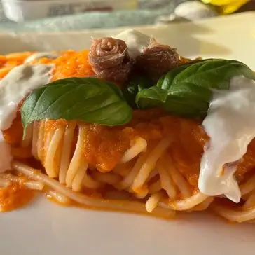 Ricetta Spaghetti al pomodoro fresco con acciughe e stracciatella