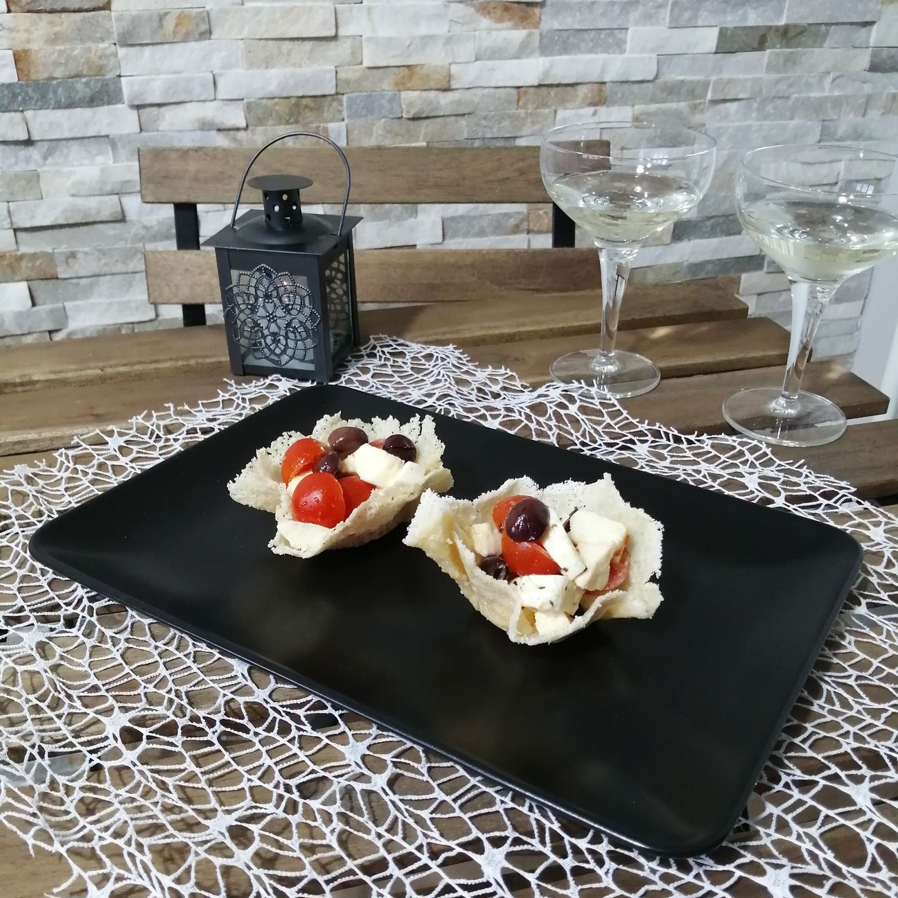 Cestini di parmigiano alla caprese