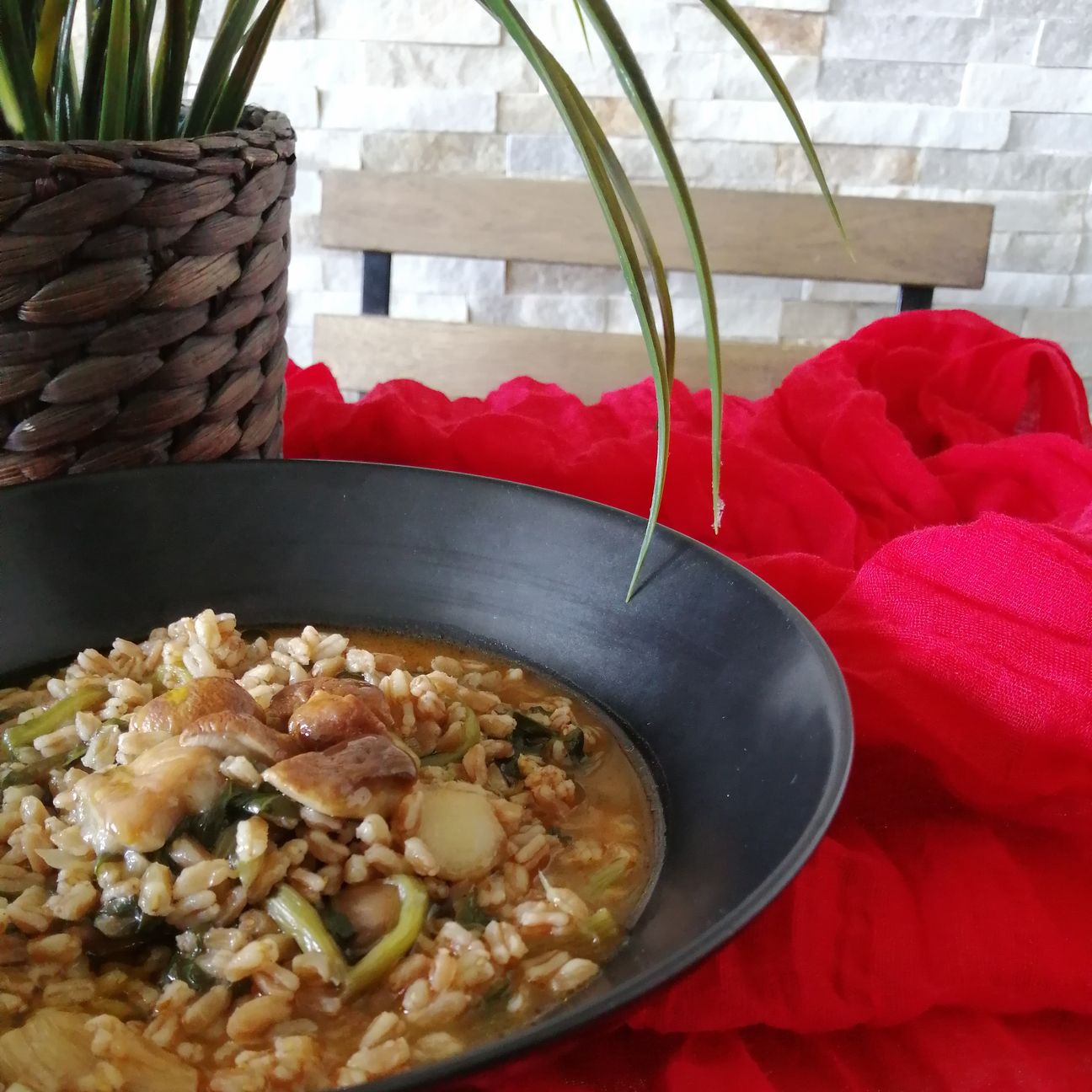 Zuppa di farro con porcini e bietole.