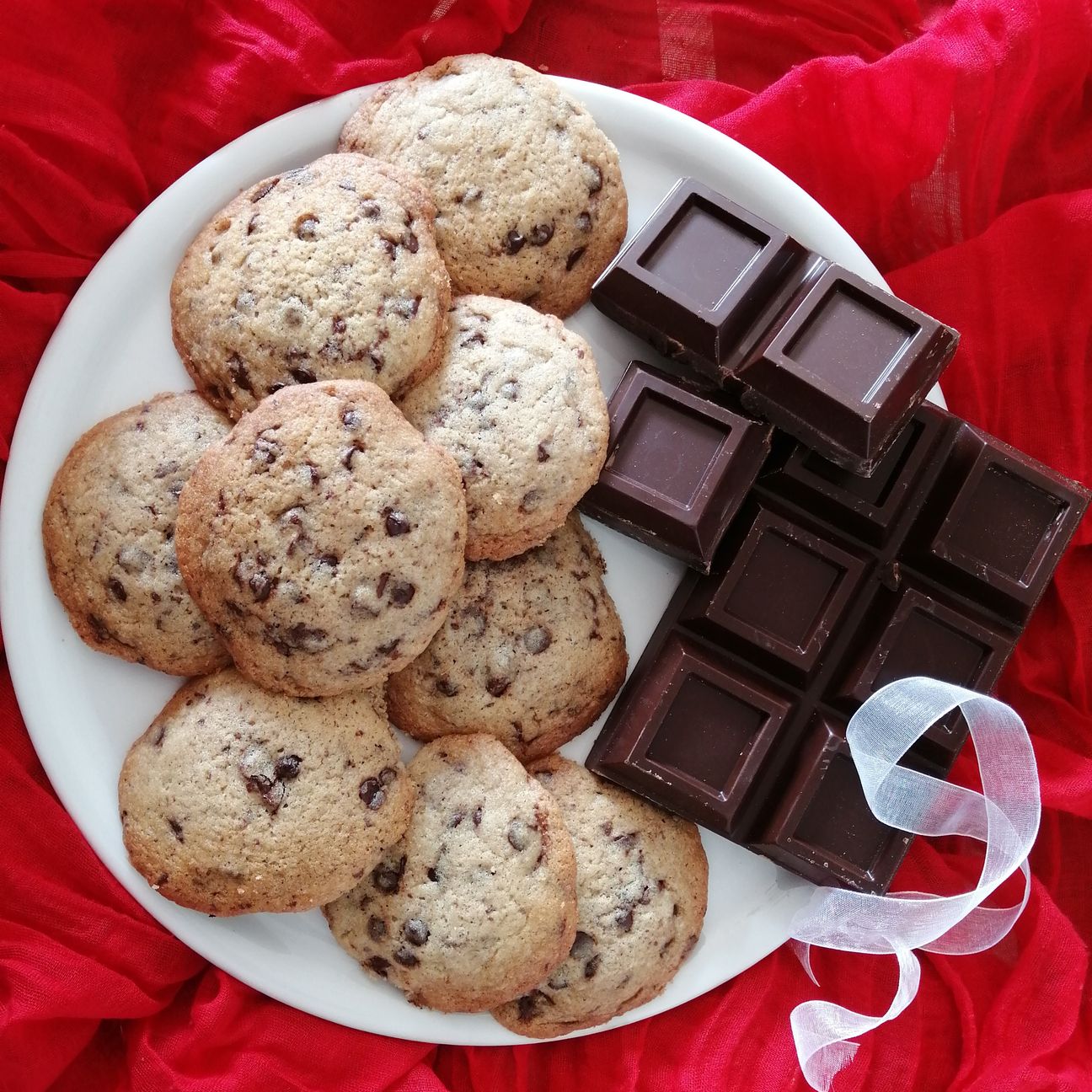 Cookies con gocce di cioccolato.