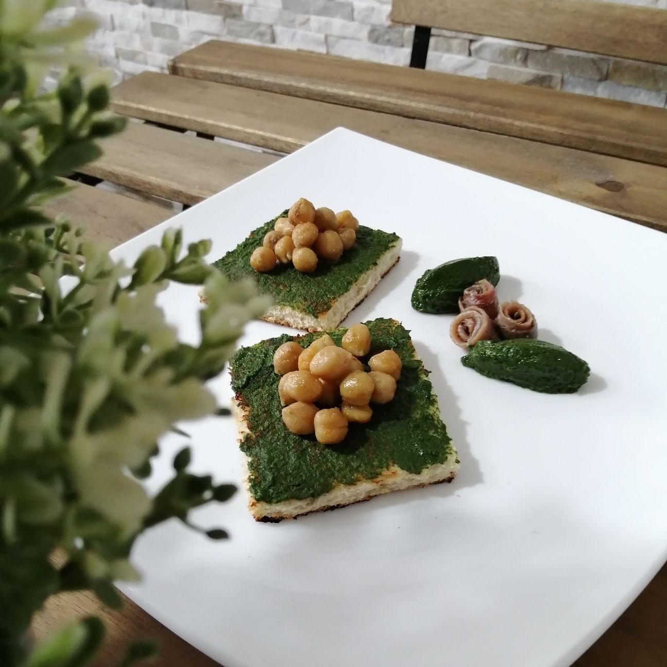 Crostini con ceci, acciughe e bietole