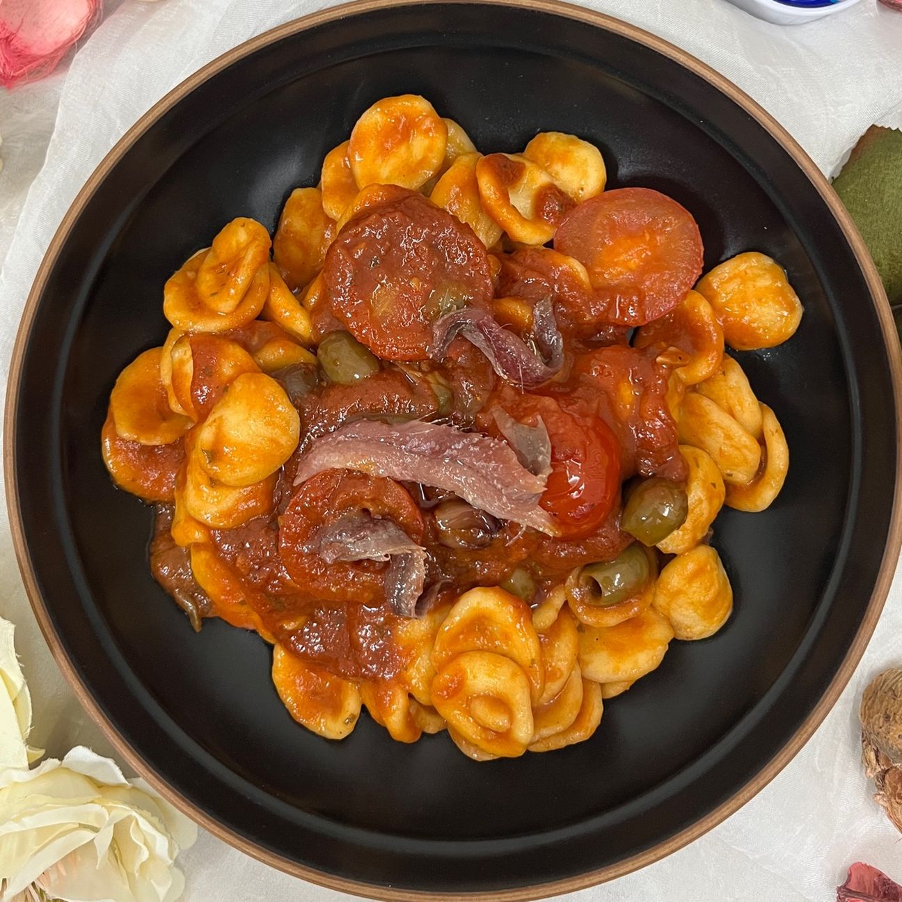 Orecchiette con acciughe e pomodoro.