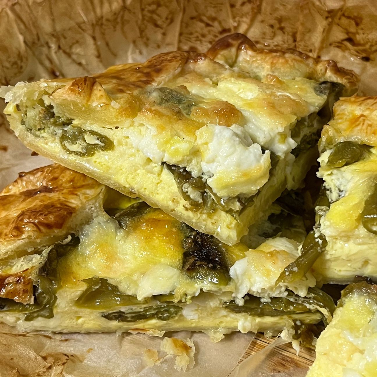 Torta salata con friggitelli e mozzarella di bufala.