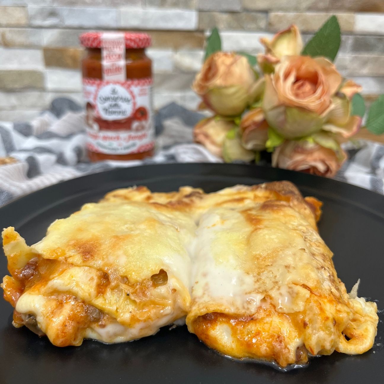 Crespelle con verza, ragù di speck e funghi