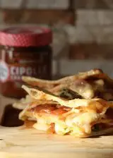 Ricetta Sandwich di piadina con cipolle caramellate speck e brie