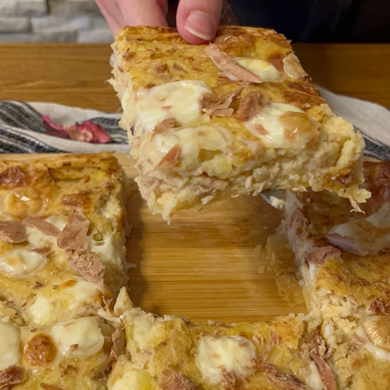 Torta salata patate e tonno.