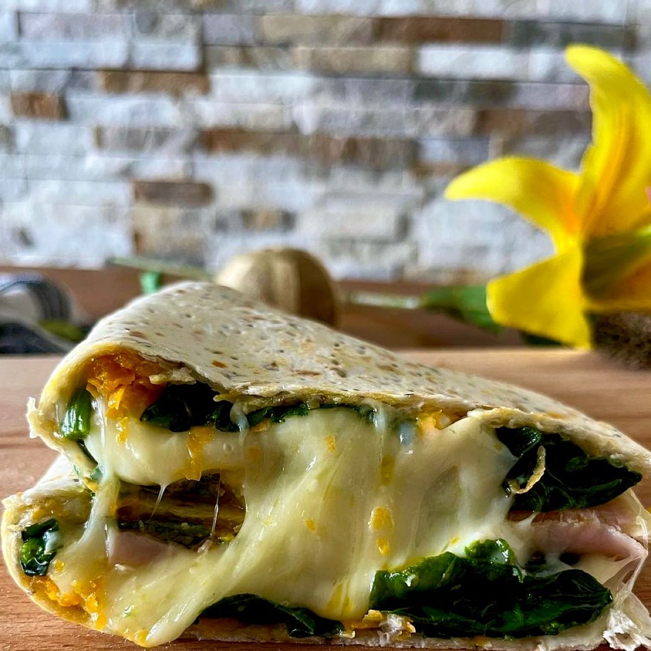 Wrap farcita con spinaci e mozzarella.