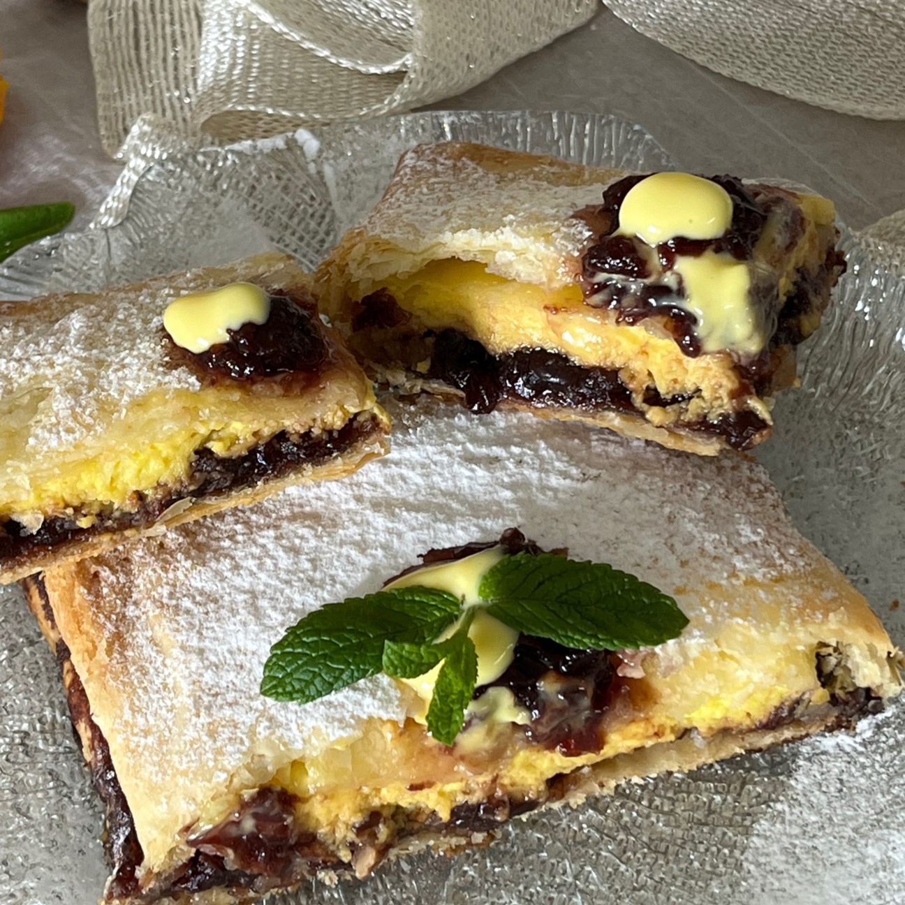 Scendiletto di sfoglia con crema e marmellata di ciliegie