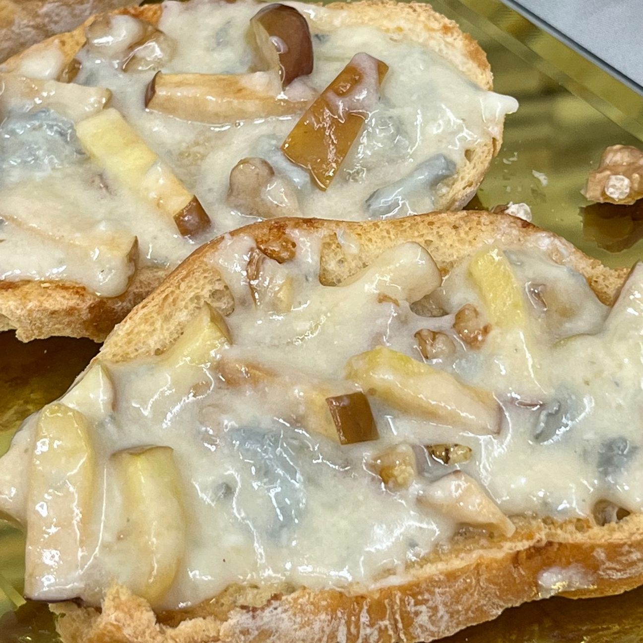 Crostini al miele con gorgonzola mele e noci