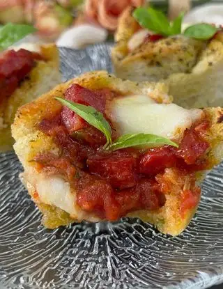 Ricetta Cestini di pane con sugo al basilico mozzarella e salamino piccante. di lia.e.chia