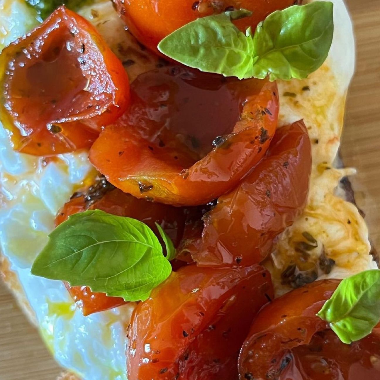 Bruschetta con burrata e pomodorini caramellati.