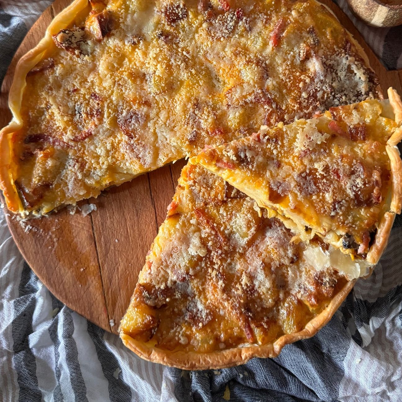 Torta salata con trito di funghi e patate