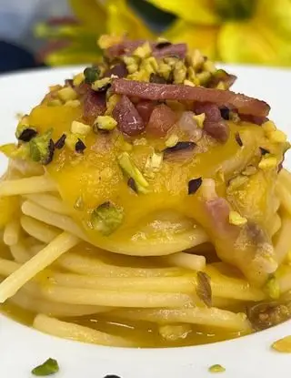 Ricetta Spaghetti con crema di zucca, speck croccante e granella di pistacchio di lia.e.chia