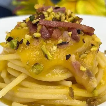 Ricetta Spaghetti con crema di zucca, speck croccante e granella di pistacchio di lia.e.chia