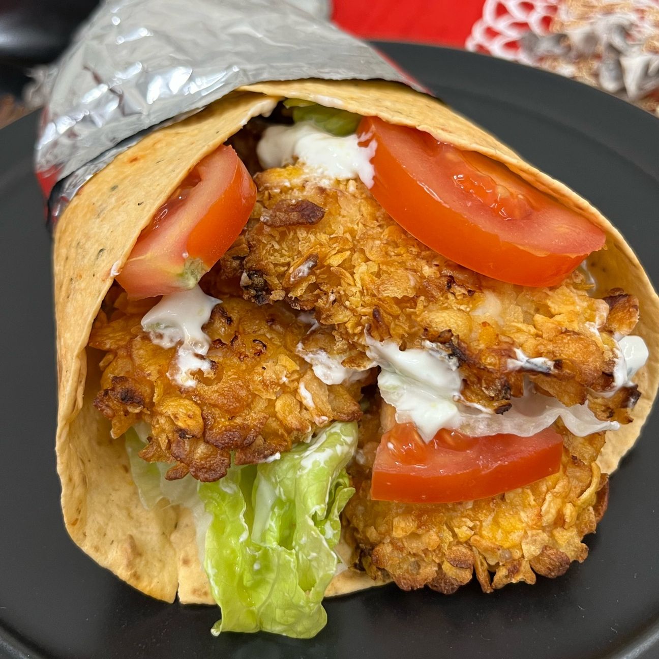 Piadina con bocconcini di pollo e salsa tzatziki.