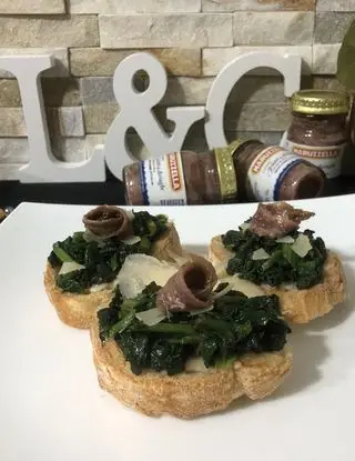 Ricetta Crostini di pane con spinaci e acciughe di lia.e.chia