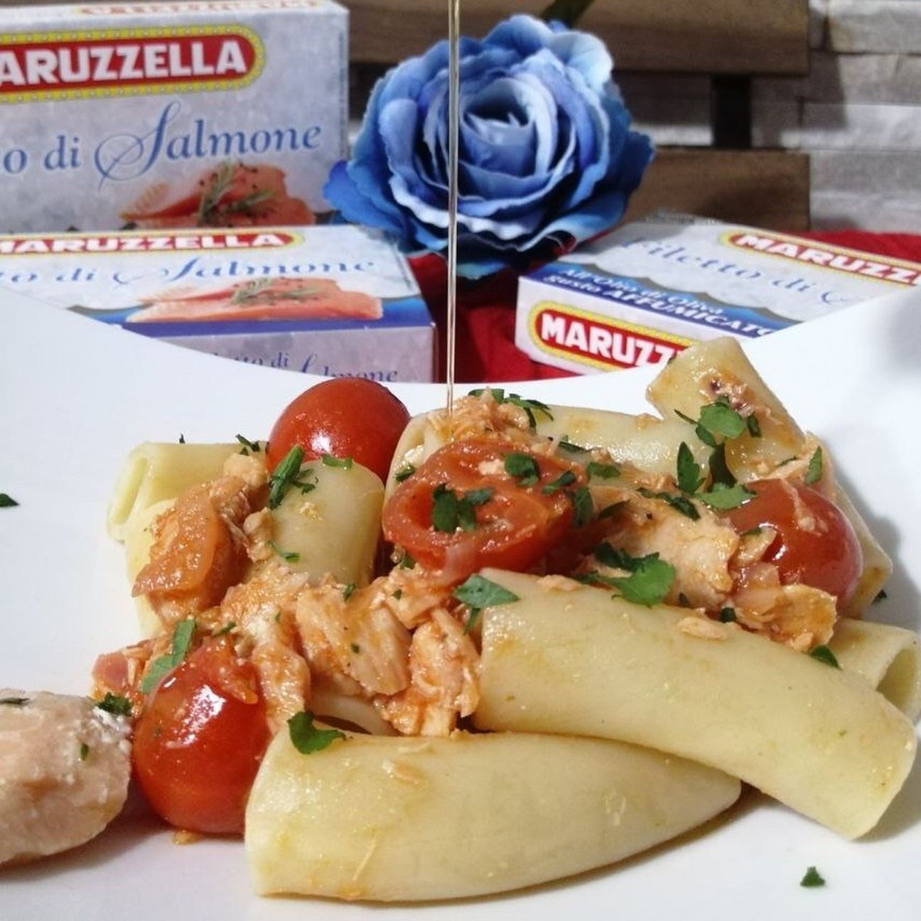 candela con salmone e pomodori