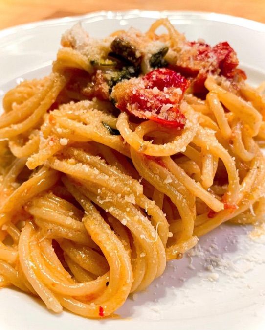 Spaghetti con pomodorini e pancetta