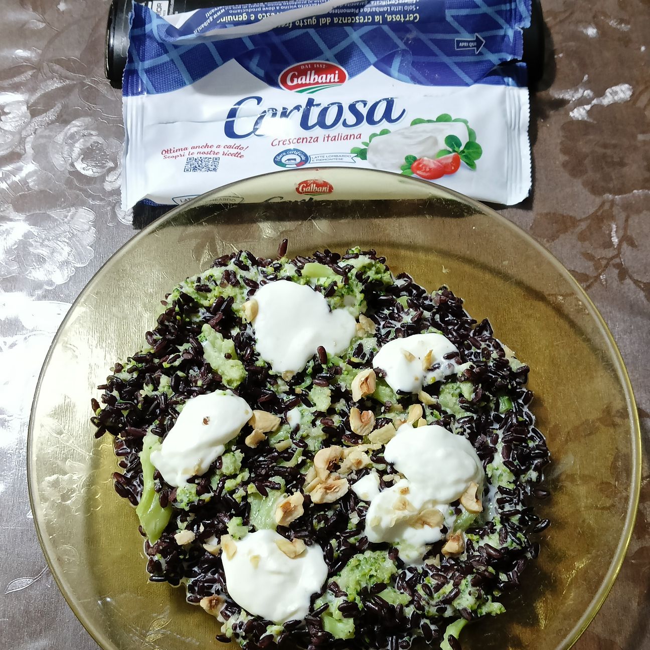 Riso venere certosino con crema di broccoli e granella di nocciole
